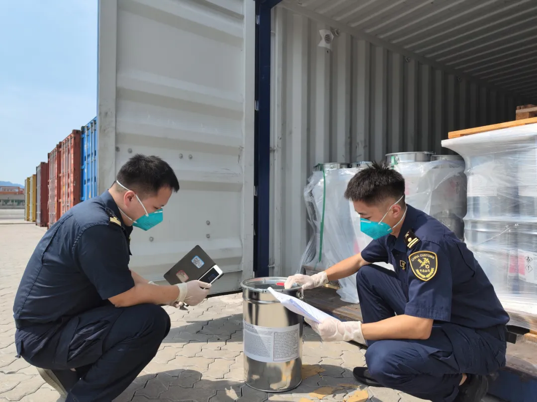 重庆港海关关员对进口两用物项进行查验