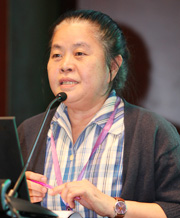 图为泰国工信部有害物质防治局局长Somsri Suwanjaras女士在CRAC 2013现场发言