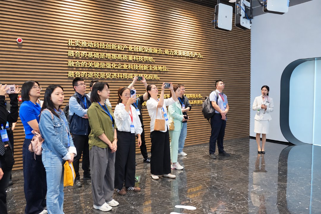 园区浙江大学科技成果转化基地参观交流